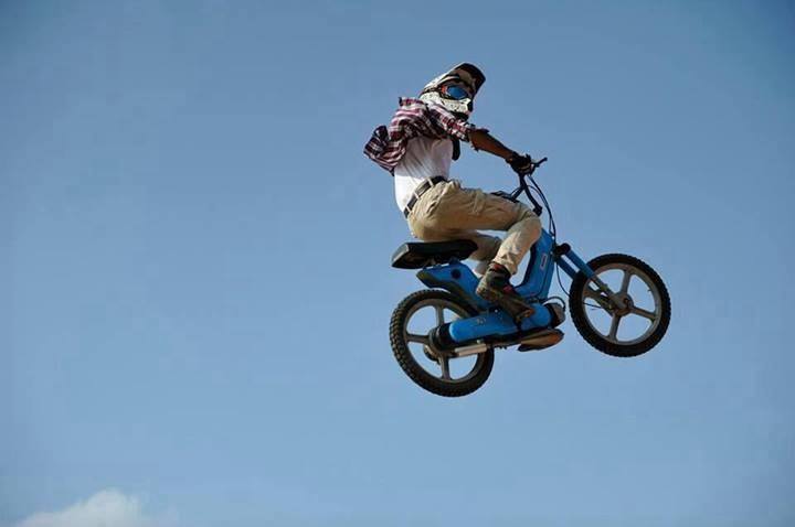 flying-vespa-moped-si-piaggio-jump
